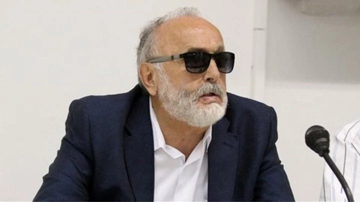 Θέλουν να κρυφτούν και η χαρά δεν τους αφήνει – Κουρουμπλής: Ο αστυνομικός υποχρεούται να δείχνει ταυτότητα (βίντεο)